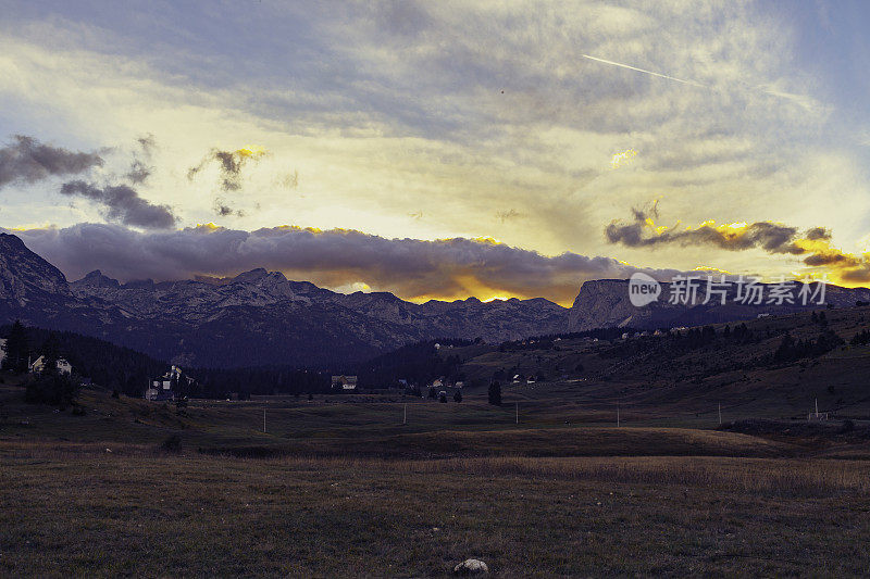 路、高山草甸、森林、高山。远处的乡村房子，树篱。Durmitor Zabljak,黑山。